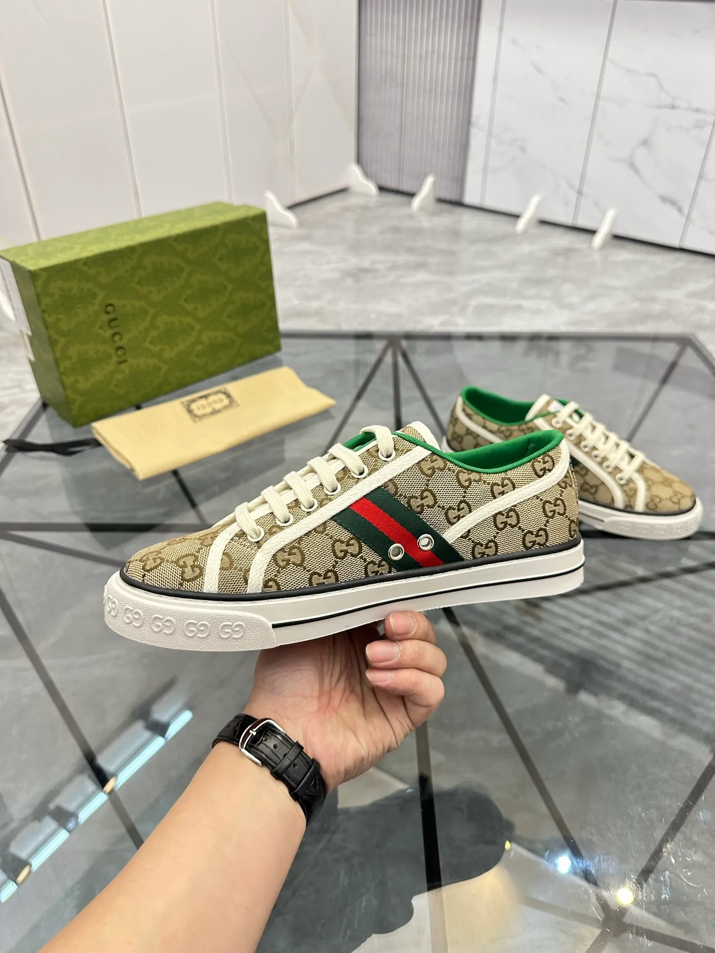 Men's shoes: 💰P360¥ Product trademark: Gucci* "Gucci*" low-cut casual shoes Regular size: 38-44 (can be customized to 45.46.) Product materials: Original material from the upper counter, breathable lining, original outsole. Number: 661